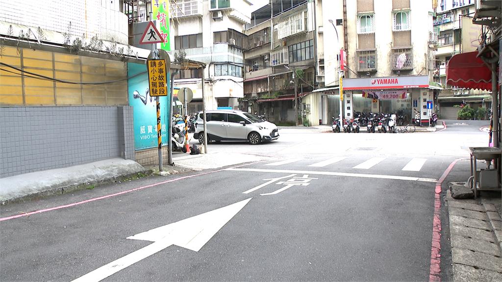 不禮讓行人!新北垃圾車嚇到孕婦 環保局:未等停禮讓「依工作規則懲處」