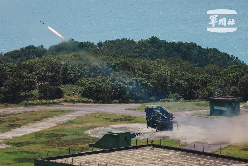 快新聞／陸軍「雷霆、神鷹」操演秀肌肉　多管火箭、攻擊直升機震撼登場