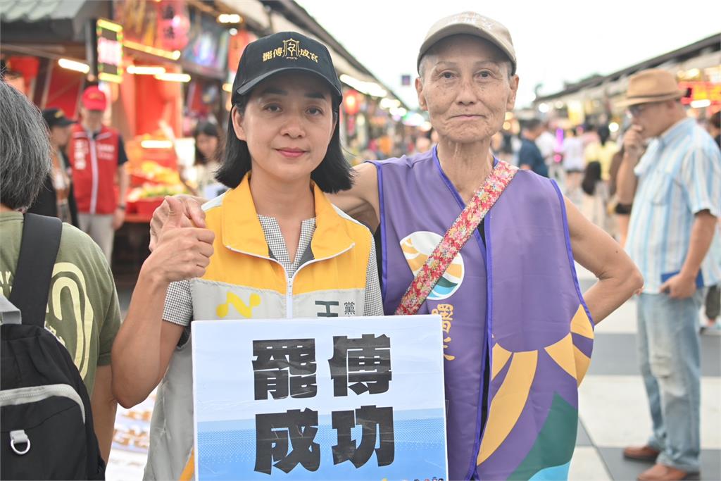 三階即將登場!本土小黨前進花蓮挺「罷傅」 舉布條繞行縣府