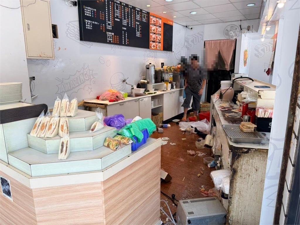 快新聞／不爽早餐等太久！顧客砸店攻擊店員　老闆娘護員工遭熱油燙傷