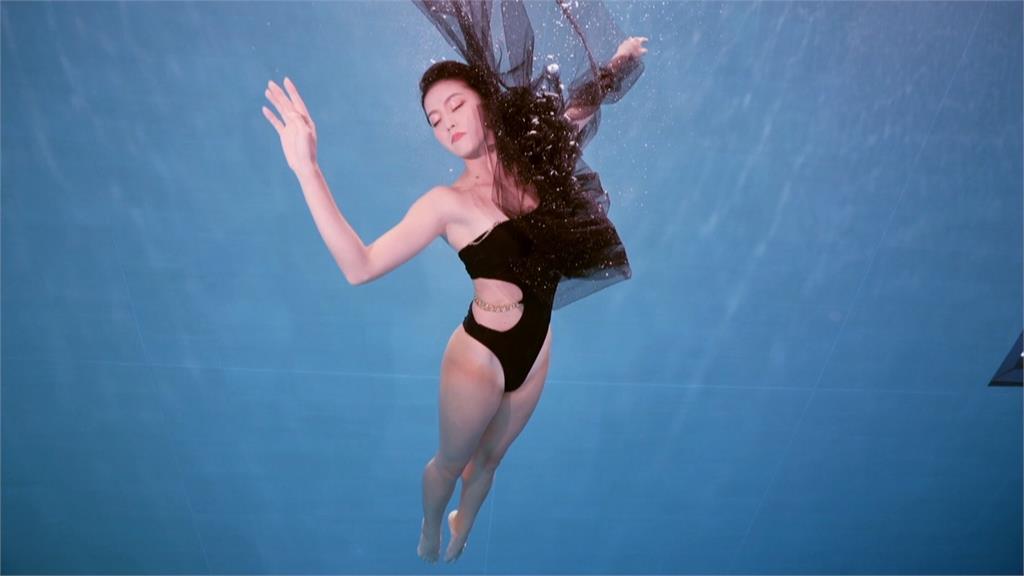 《民視第一發發發》顏曉筠水下11米「跳舞」再到攝影棚火辣國標呈現「水火相容」！台灣電視史沒有這樣的表演