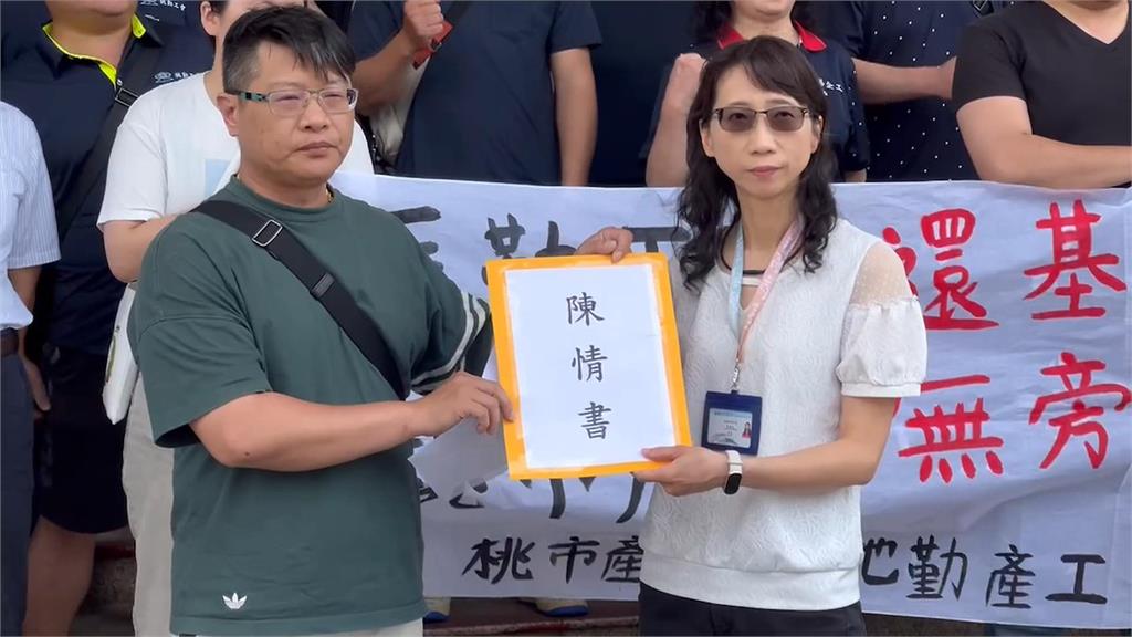 不滿主管把持工會「球員兼裁判」 長榮航勤基層員工聚桃市府抗議