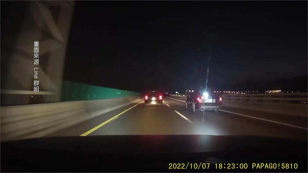 台61王功段驚見「大型螢火蟲」 速度飛快!原來是汽車裝這東西