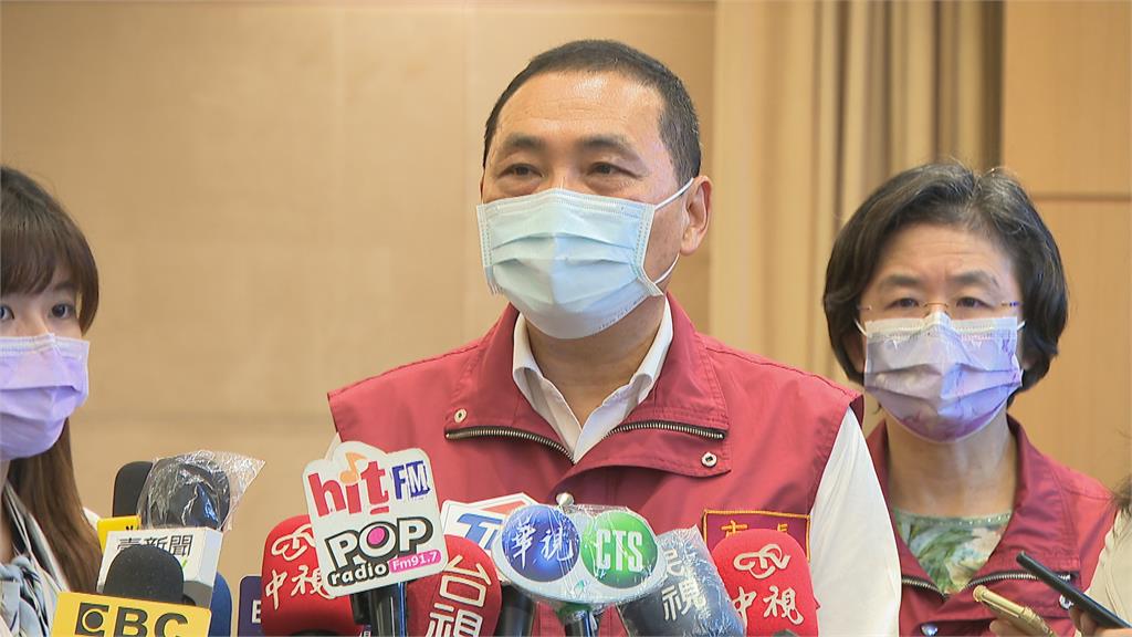 侯友宜率各局處首長 市政會議上一起做運動!