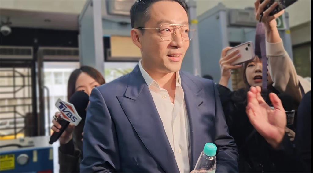 快新聞/涉公布大S個資被起訴 汪小菲面帶笑容親自出庭