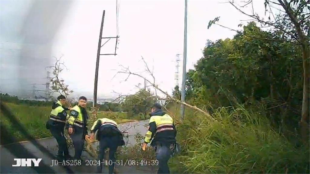 台中烏日區路樹橫躺馬路　4員警「冒雨鋸樹」民眾點讚：最帥F4