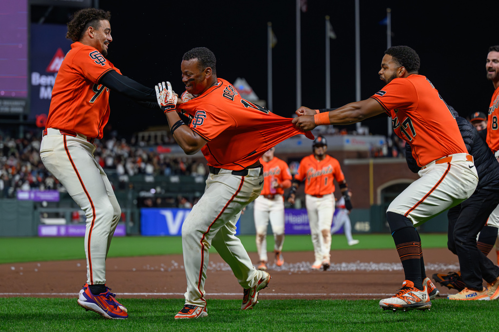 MLB(影)／球場上最帥老爸！一手抱著孩子另一手反手接住界外球