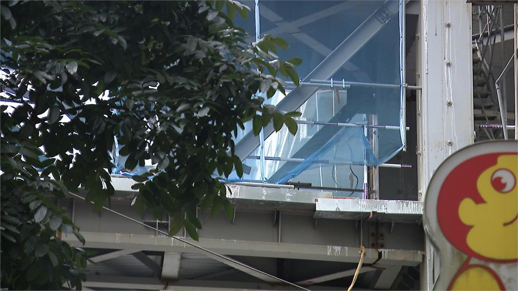 台北建案工地「天降水泥灌漿」　受害民眾傻眼：噴得全身都是