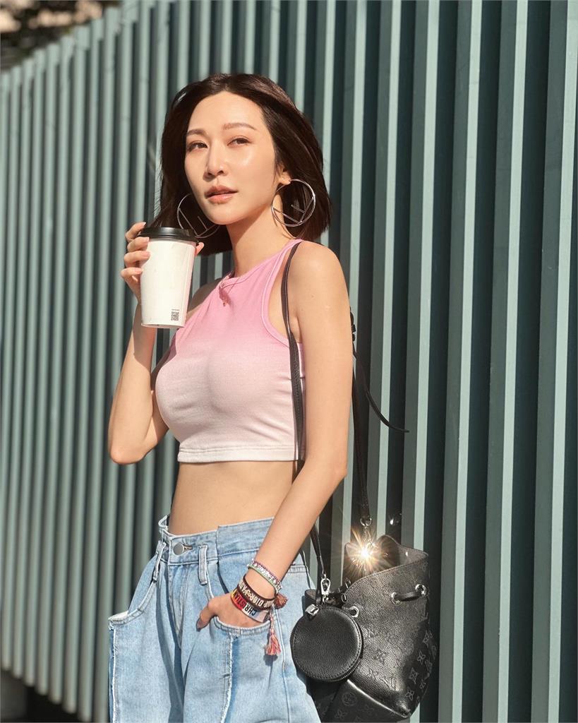 曾莞婷「雙手趴床」好料外洩!細肩帶小背心勒出胸前「神秘黑影」