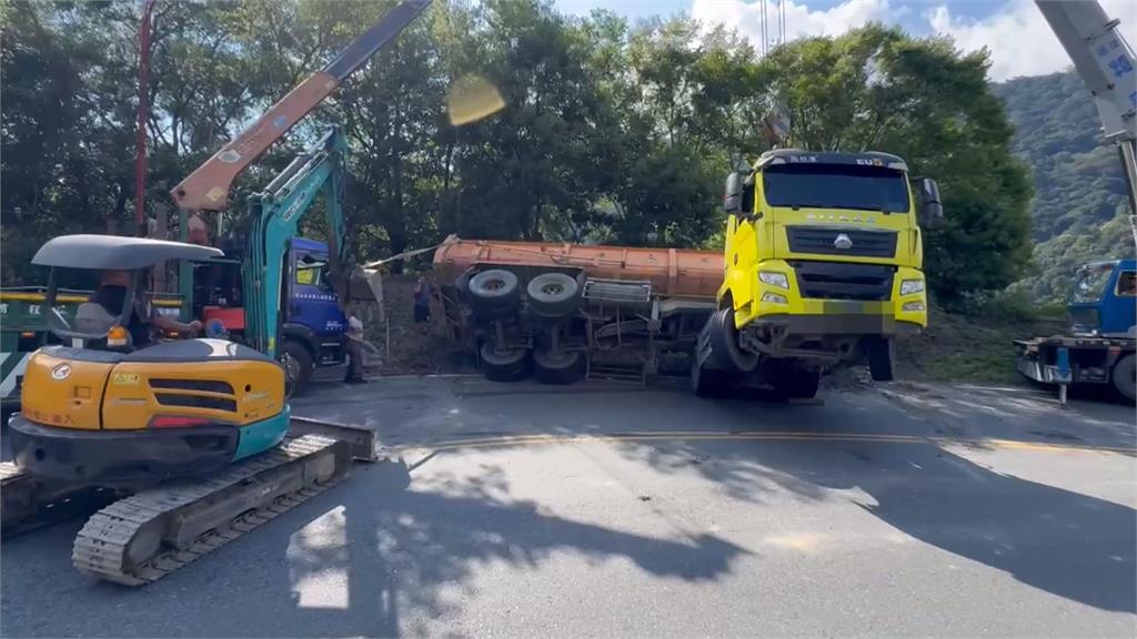 疑下山過彎車速過快!砂石車「翻覆山路」 車頭呈「翹孤輪」畫面曝光