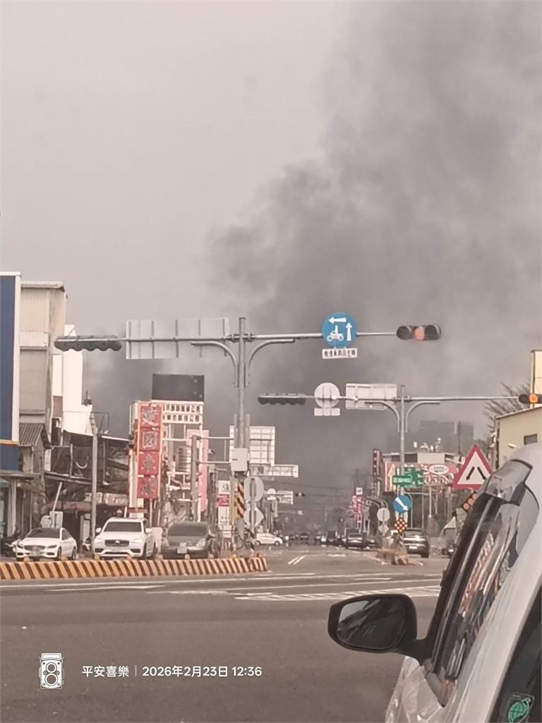 快新聞/屏東濃煙密布!食品工廠大火「救出4員工」 1男手臂燒燙傷