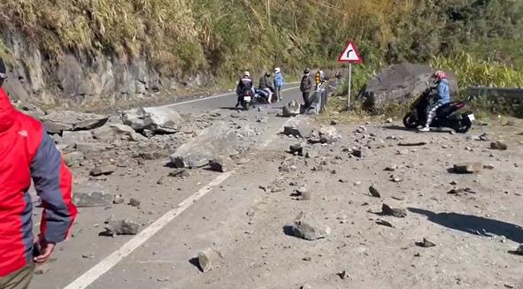 快新聞／嘉義狂搖！阿里山公路落石砸中自小客車　現場實施單線雙向管制