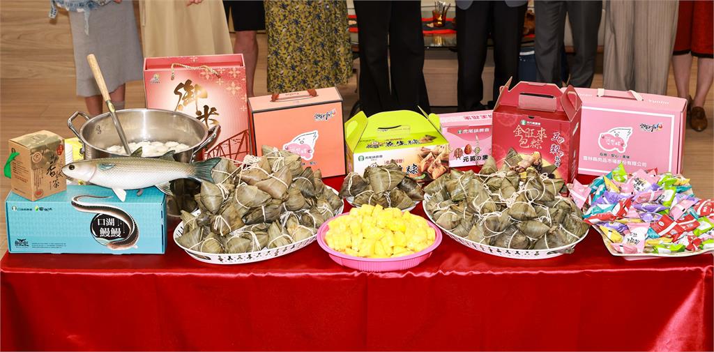 雲林產地直送！副縣長謝淑亞攜農特產進擊民視 探班《豆腐媽媽》慶收視第一送「大粽」