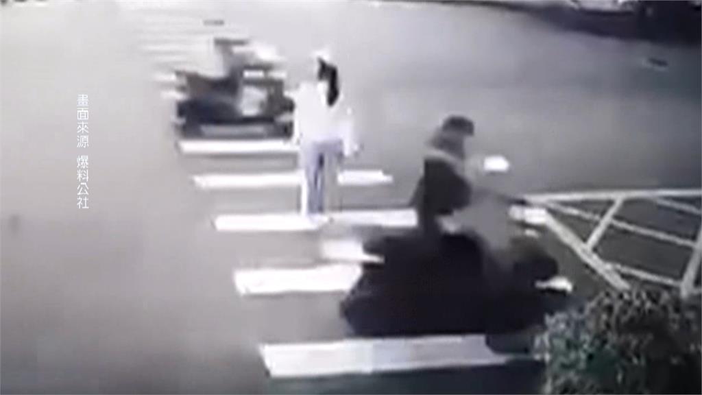 行人地獄!18秒11輛車不讓! 女子差1步過完馬路突遭機車撞飛