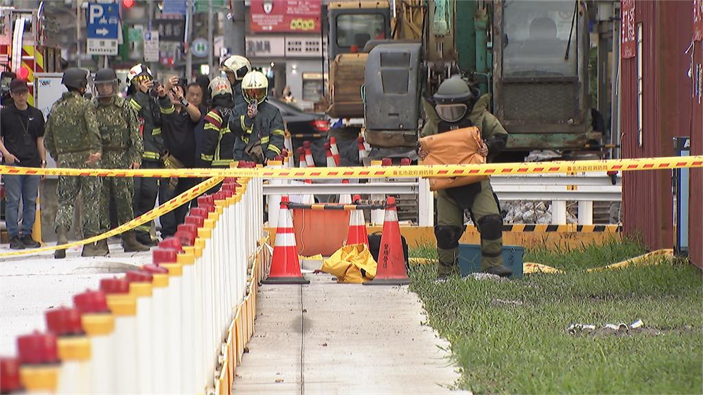 北市信義區驚傳挖出未爆彈！　憲兵隊穿防爆衣帶回查驗