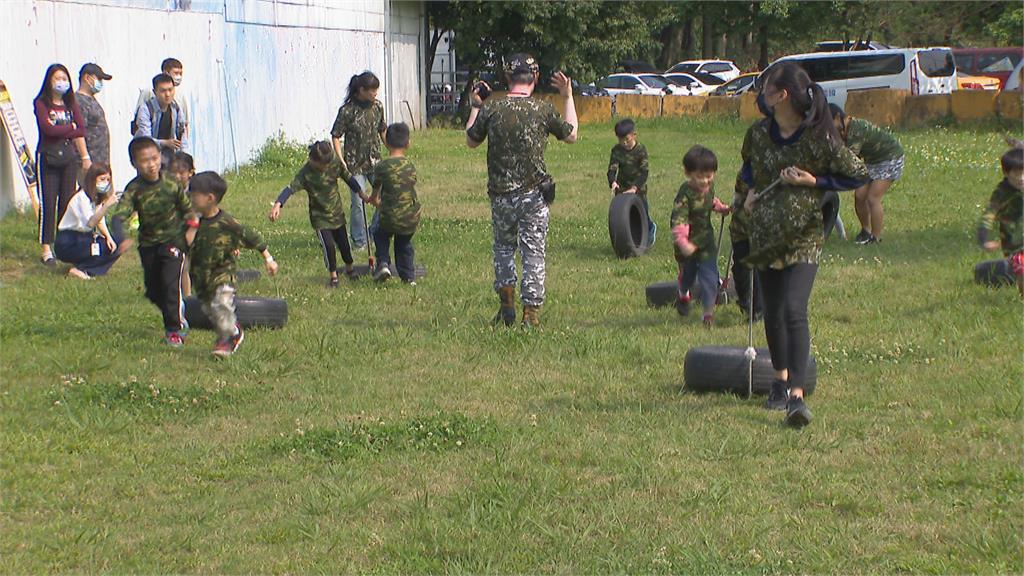 游泳館「水戰射擊」等軍事體驗 培養3千位小小國軍 游泳館「水戰射擊」等軍事體驗 3年培養3000位小小國軍