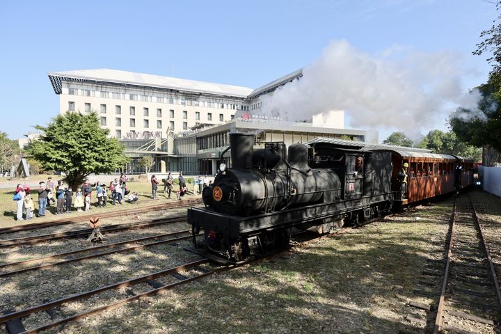 快新聞／睽違15年！阿里山林業鐵路終於全線通車　賴清德大推：風景實在太漂亮了