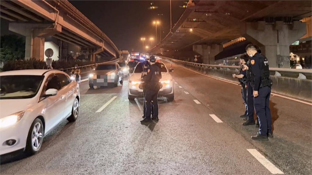 高雄警攔查可疑車輛 竟「加速逃逸」警連開15槍以車追人