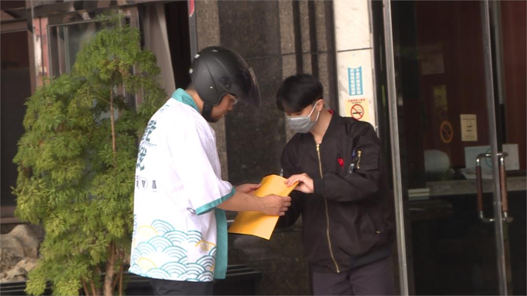 "我繳稅不是為養共匪" 法醫高大成掛布條表態挺大罷免