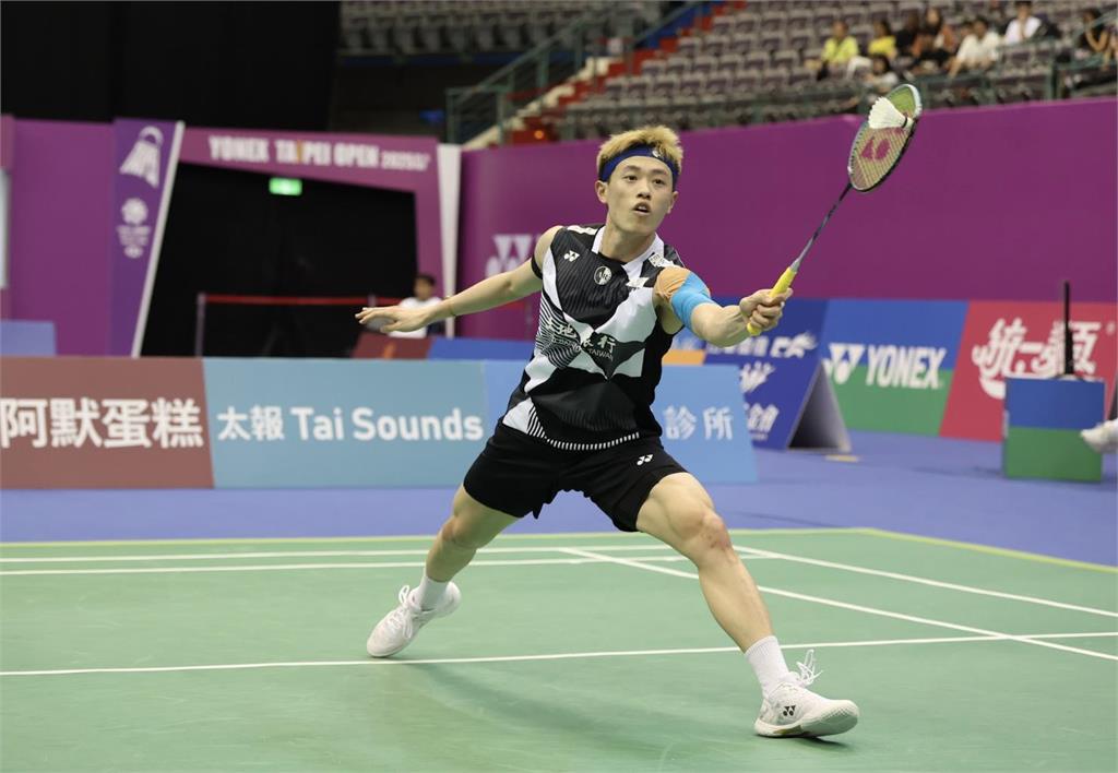 羽球(影)／「左手重砲」林俊易狂轟猛炸南韓對手招架不住！輕鬆挺進男單8強