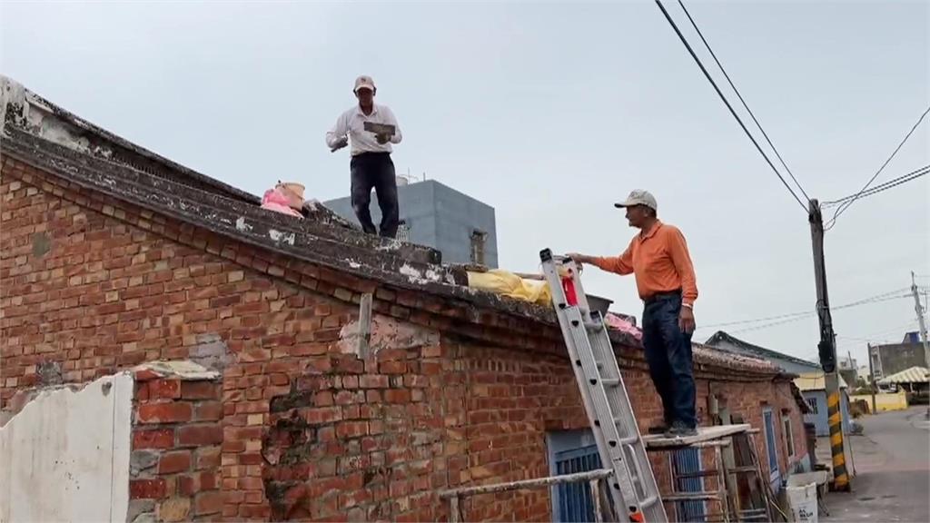鳳凰颱風恐從嘉義沿海登陸 屋主「憂悲劇重演」急請師傅修繕屋頂