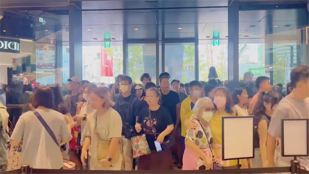 新光三越小北門店試營運 周邊交通亂象多警加強開單