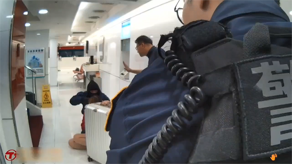 快新聞／「不要這樣好不好」壓制銀行搶匪第一視角！大安警匪對峙畫面曝光　