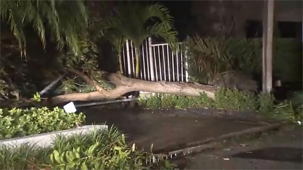 雷雨襲擊美國佛州東部 龍捲風擊中電線桿爆火花