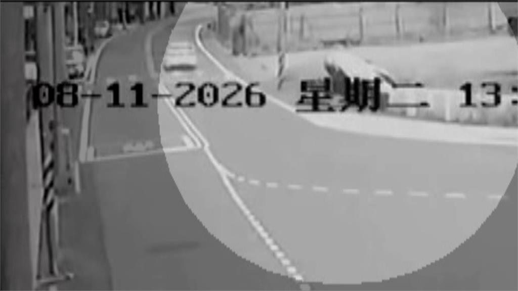 真的「一秒到田中」！　轎車轉彎衝落田「車頭倒插」