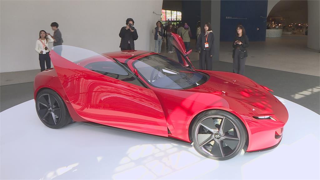 打破科技冰冷印象！　Mazda概念跑車開進臺中歌劇院