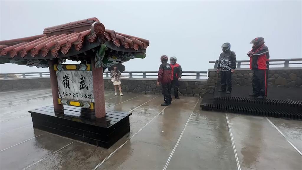 武嶺亭「4遊客摸來摸去」超嗨!扛桌椅打麻將「一票人瘋看」警方盯上GG了