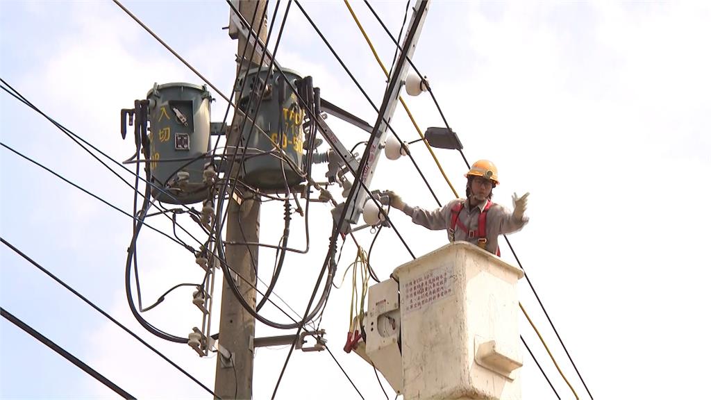 高雄人超暖心！　台電跨區支援高屏復電　居民紛送飲料、有機玉米