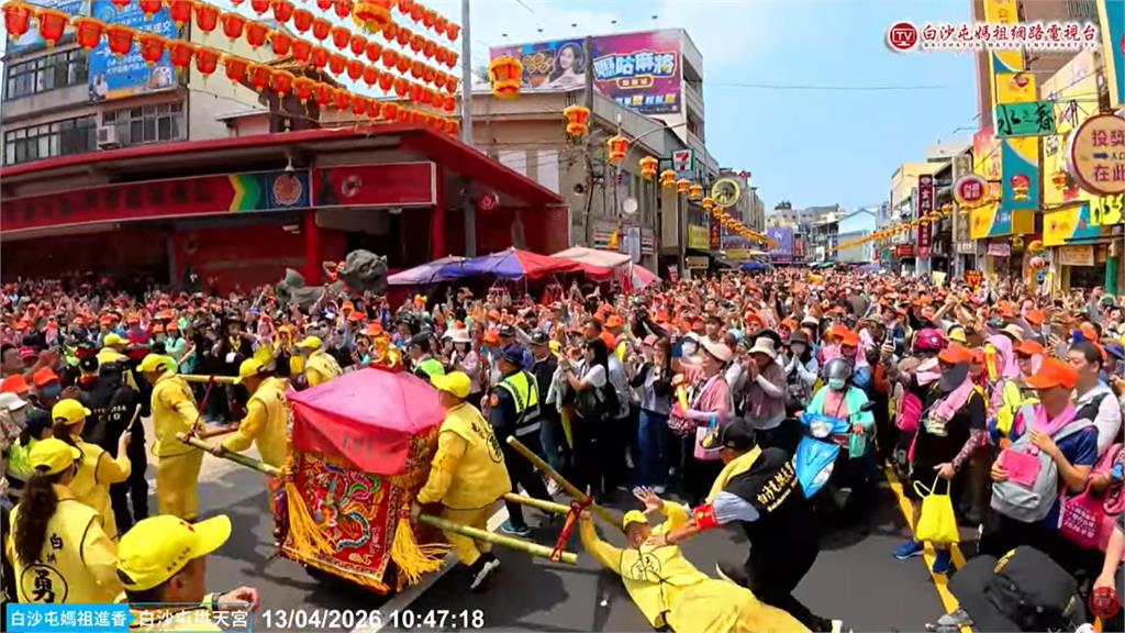 4姊妹見面太開心！白沙屯媽祖「甩尾」衝進鎮瀾宮　網笑：不愧是粉紅超跑