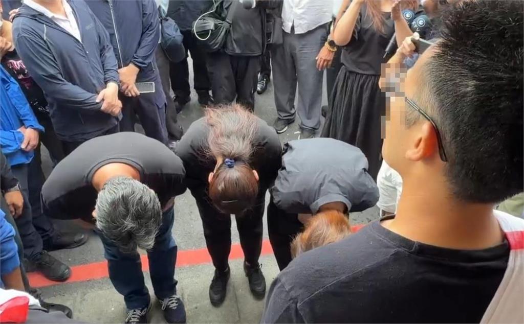 突現身女警告別式！女大生下跪「家屬轉身不看」親友當面嗆：沒誠意就不要進