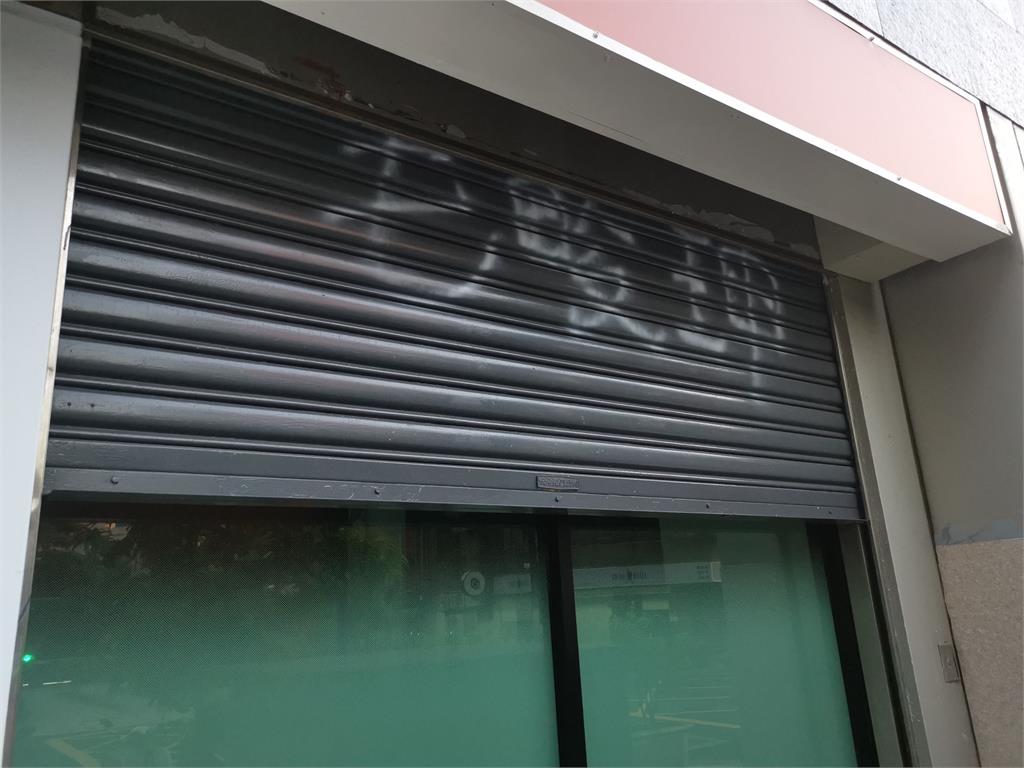 狼師案引發民怨 男子半夜對園區鐵門噴漆不雅字眼