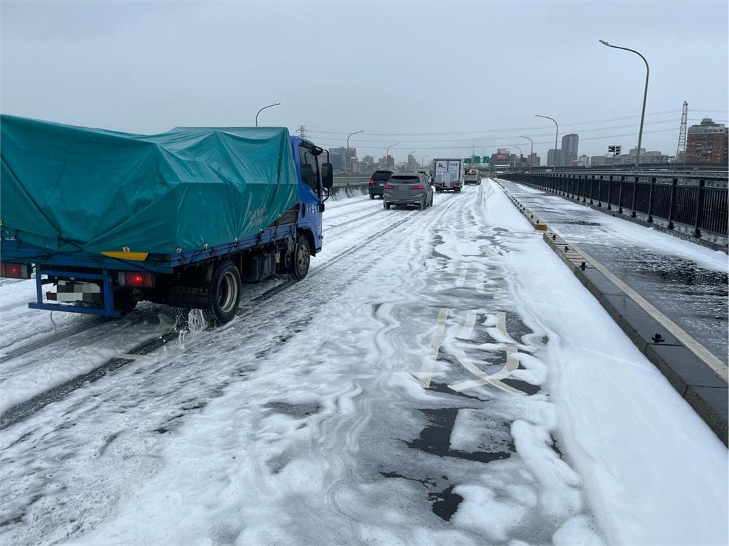 快新聞/下雪了?清潔車遭撞沙拉脫掉落 華中橋瞬成雪白大地