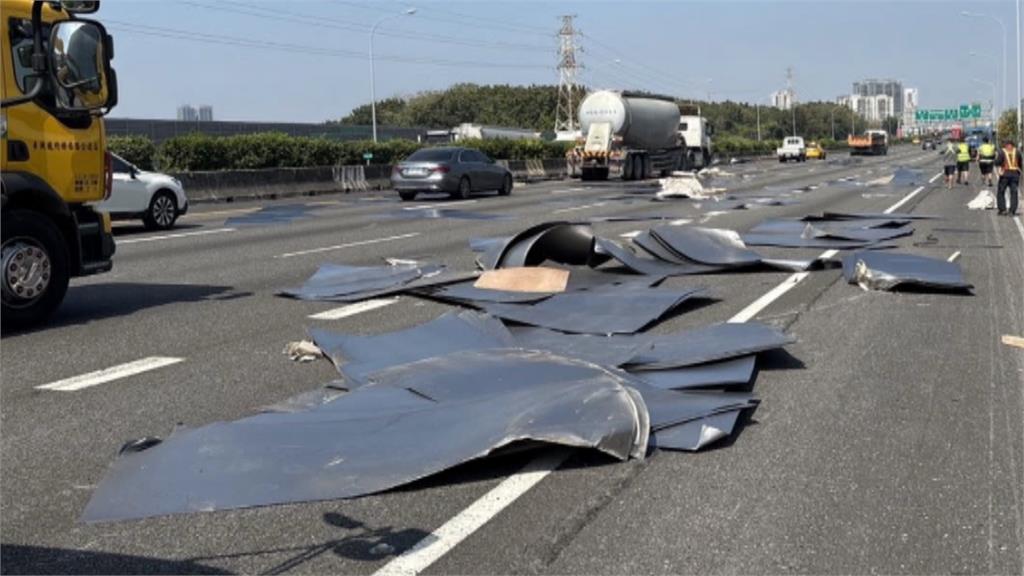 國道血滴子! 貨車鐵片疑未綁牢噴飛 轎車沒閃過撞上