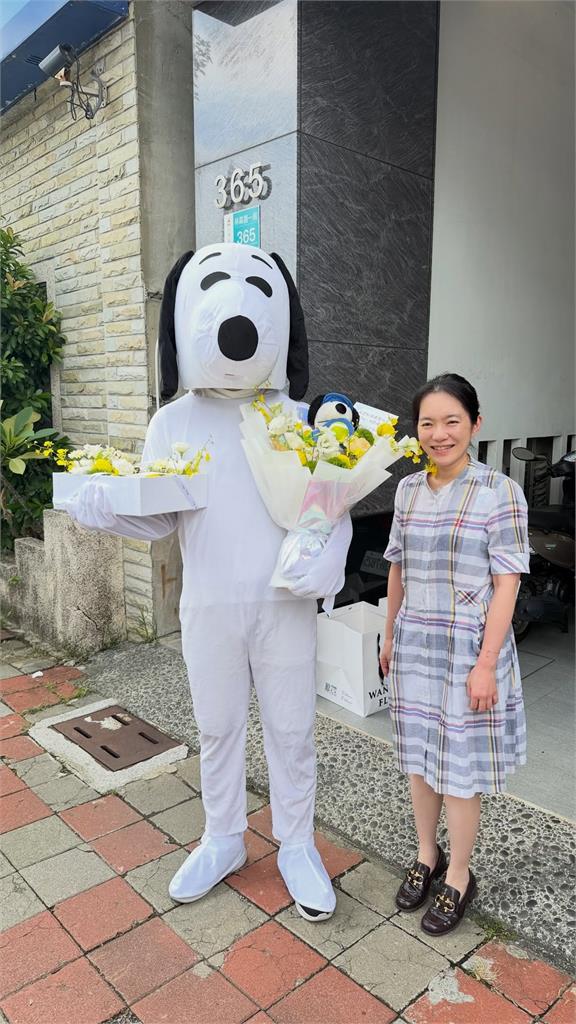陳幸妤診所驚見「190公分真人版史努比」送花！她「露齒燦笑」同框畫面曝光