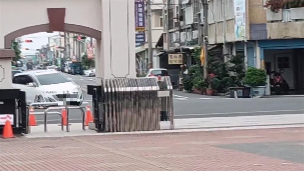 校門口怪象　文昌國小前駕駛莫名繞十圈