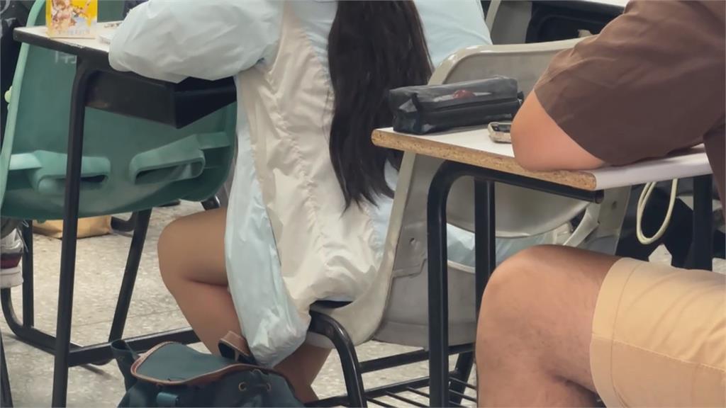 學生上課遲到遭鎖門外 被老師當眾辱"卑劣東西"?
