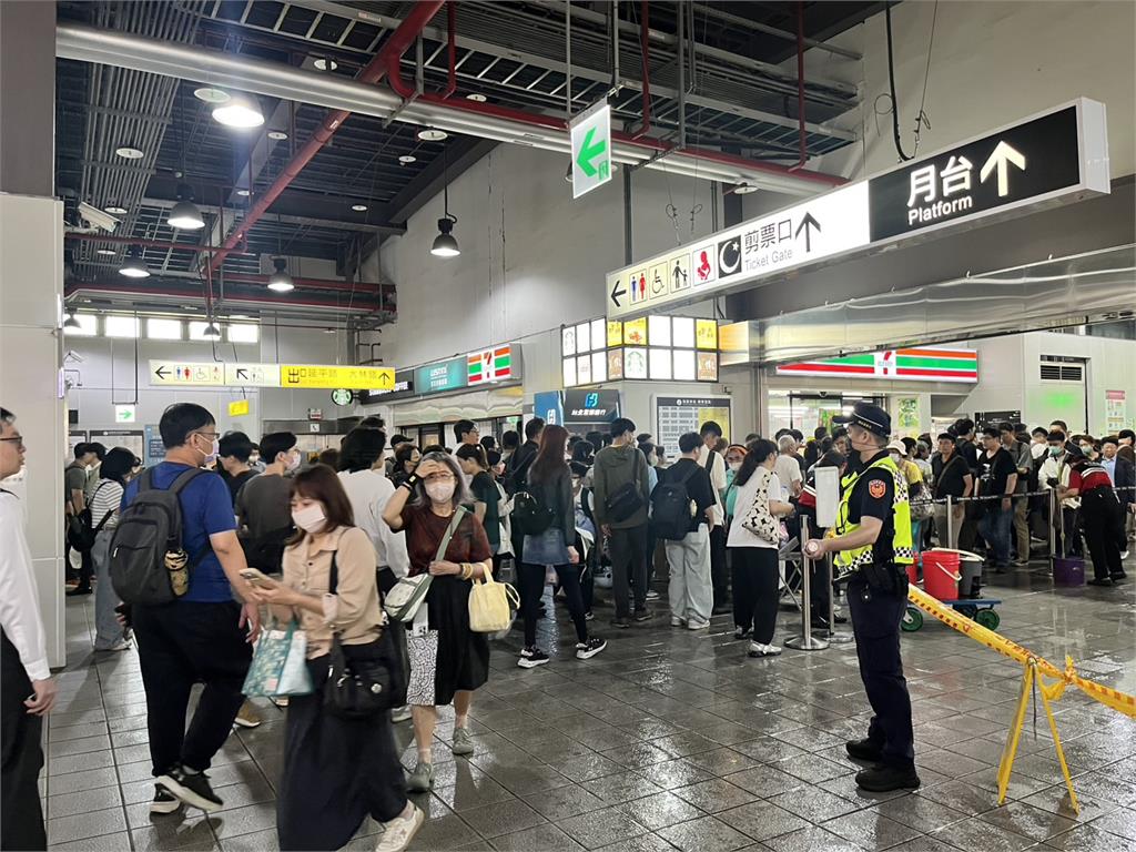 虛驚! 桃園火車站2F店家起火 "灑水系統滅火"站內淹水