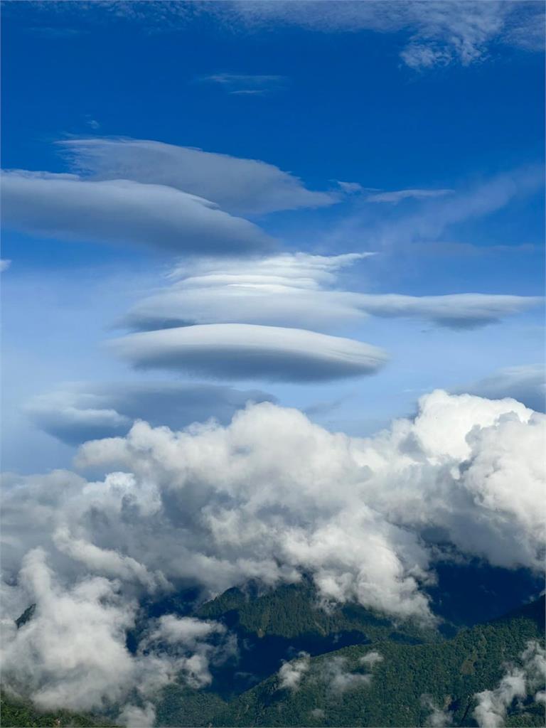 合歡山上空「飛碟雲」絕美現蹤! 照片曝光網歪:樓好像1物