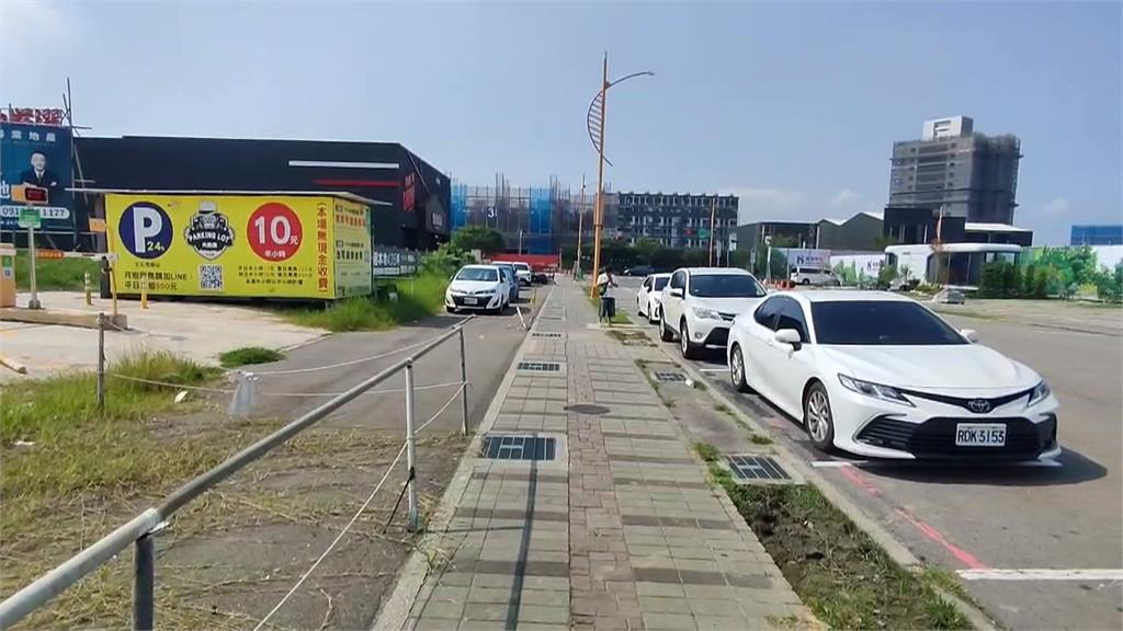 奇葩停車場！民眾停了竟「出不去」　出入口2車格擋死