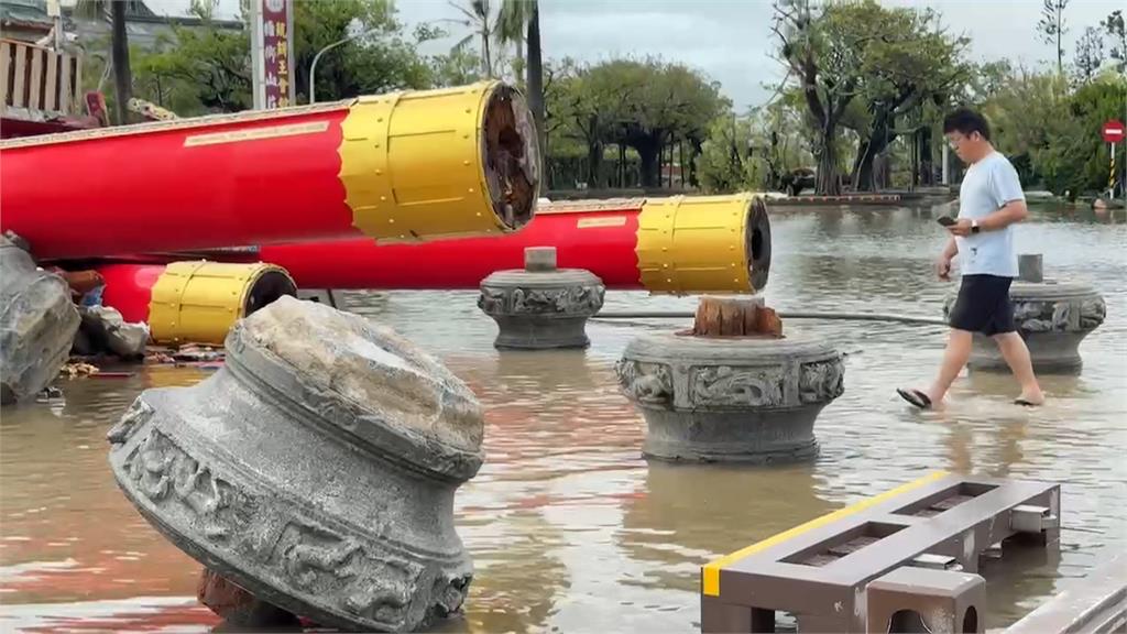 台南360年「南鯤鯓代天府」牌樓倒塌泡水 廟方損失破億元