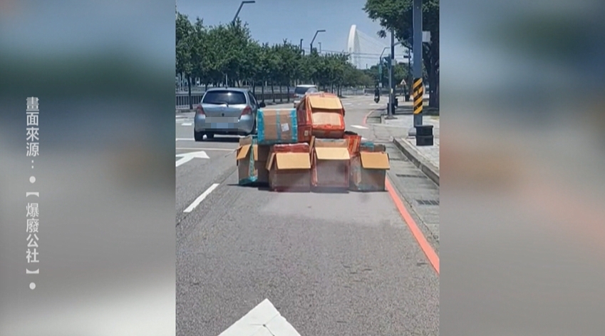 台中六個大紙箱路上蛇行? 摩托車掛滿回收物佔據慢車道