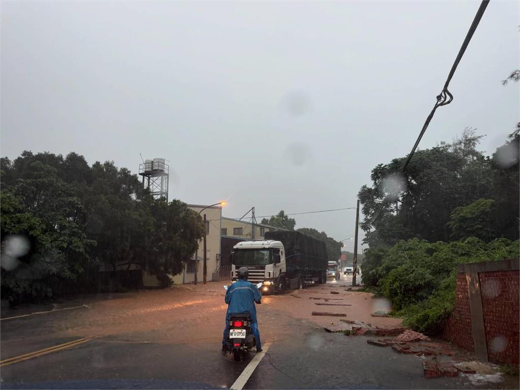 快新聞／豪雨灌新竹！新豐高爾夫球場圍牆倒塌　滾滾洪流畫面曝