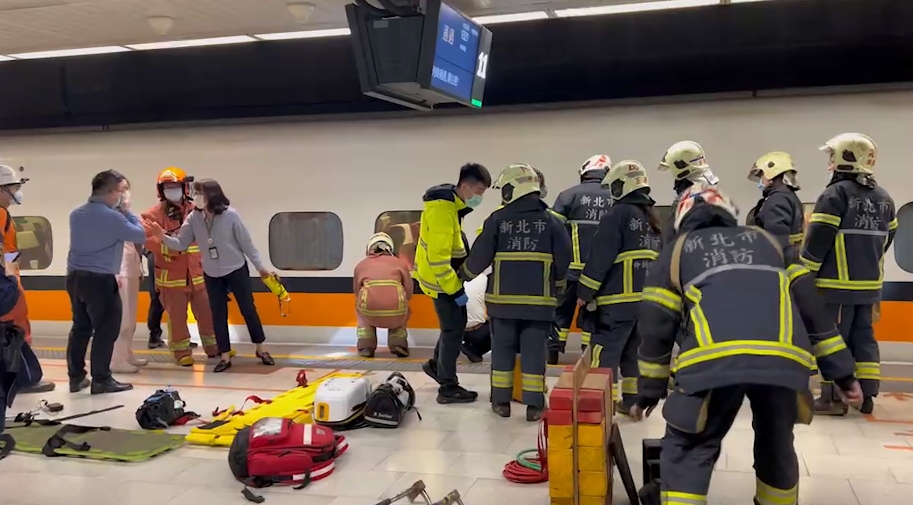 快新聞/高鐵板橋站有人員落軌!警消緊急搶救「該列車取消」