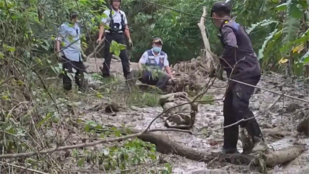 豪雨淘空路基！騎士「下半身陷泥沼」困四天獲救
