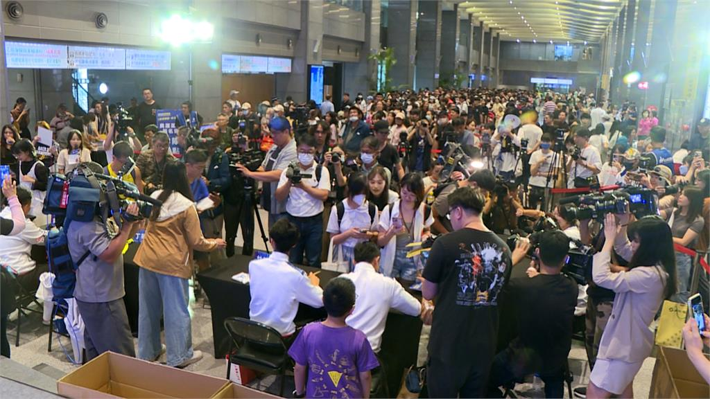 手酸了4小時!柔道女王連珍羚抓包「簽名照遭1千元轉賣」:以後不知怎麼簽…