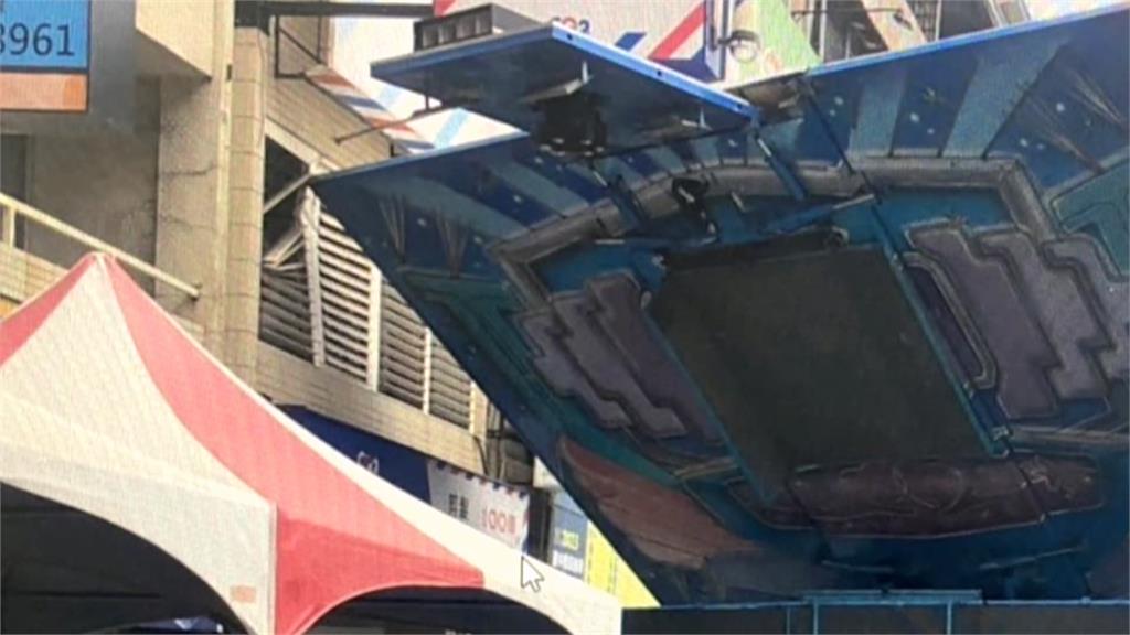 台南離奇車禍！　公車與舞台車相撞　車頂撞出大洞